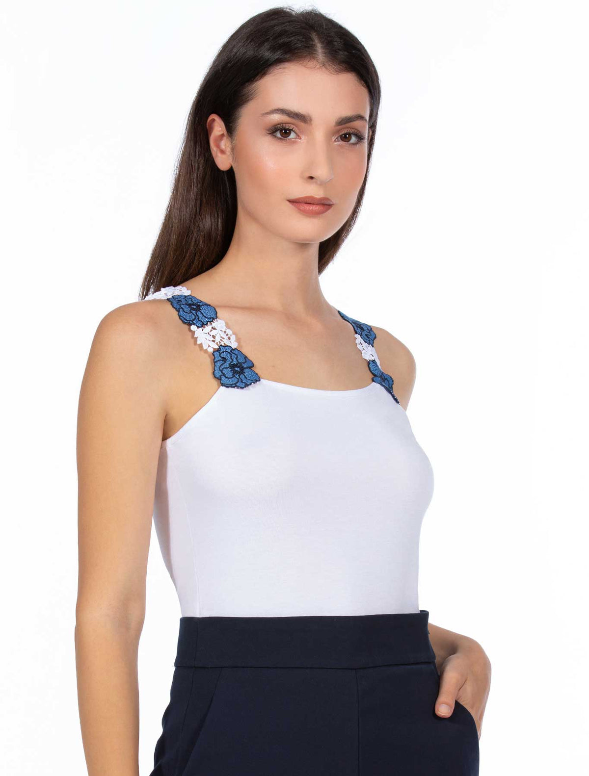 Top en viscose avec bretelles macramé à fleurs