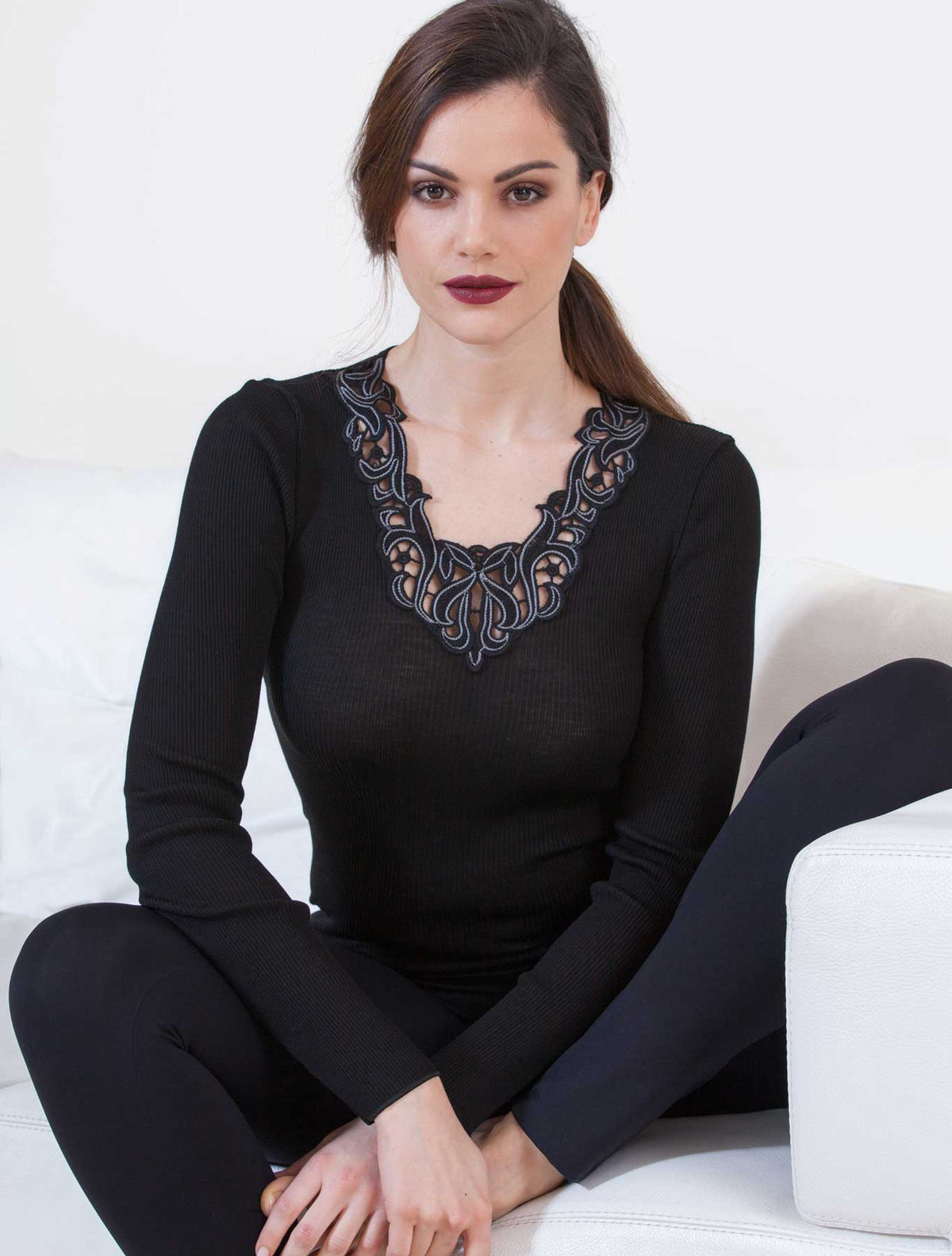 Maglia lana seta plissé scollo macramè nero