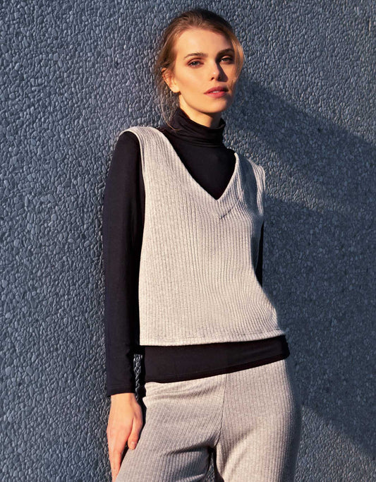Wide shoulders ribbed knit top