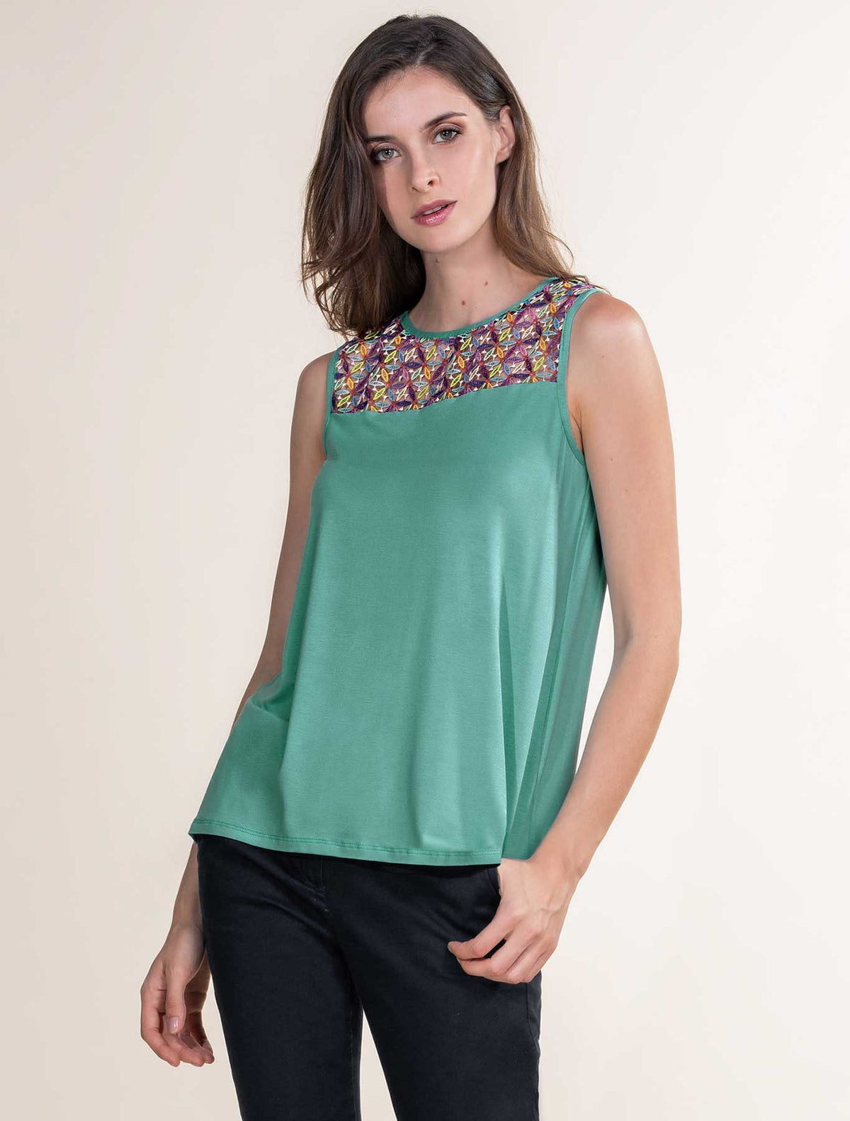 Viscose top & multicolour macramé