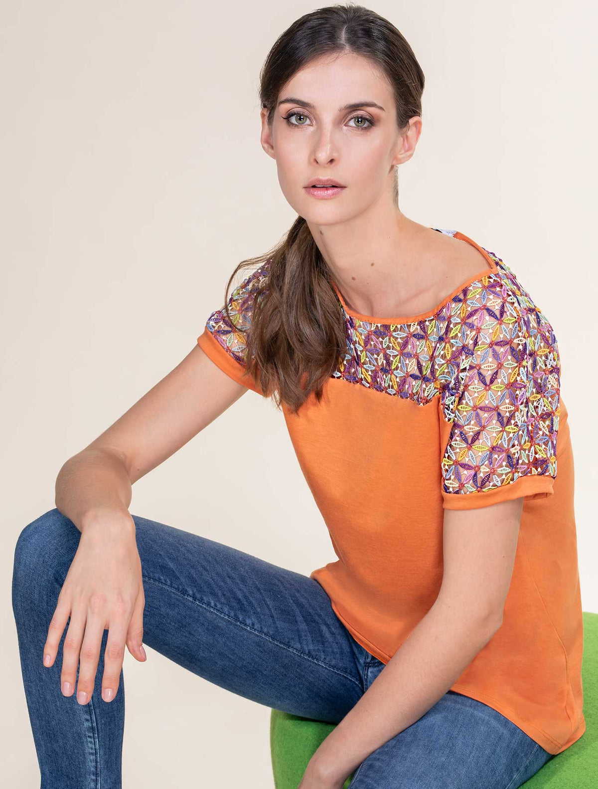 Viscose t-shirt & multicolour macramé