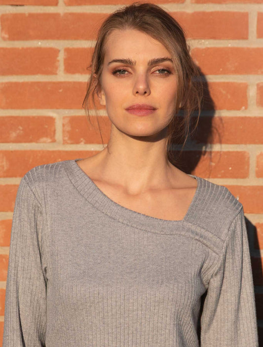 Maglia tricot costa scollo diagonale grigio