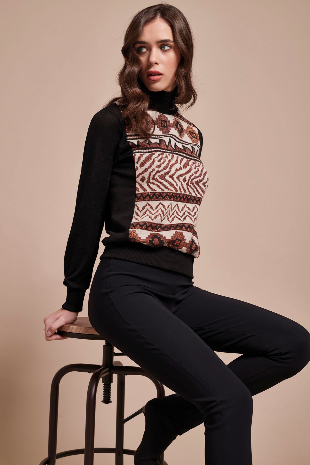 Lupetto lana seta jacquard etnico nero